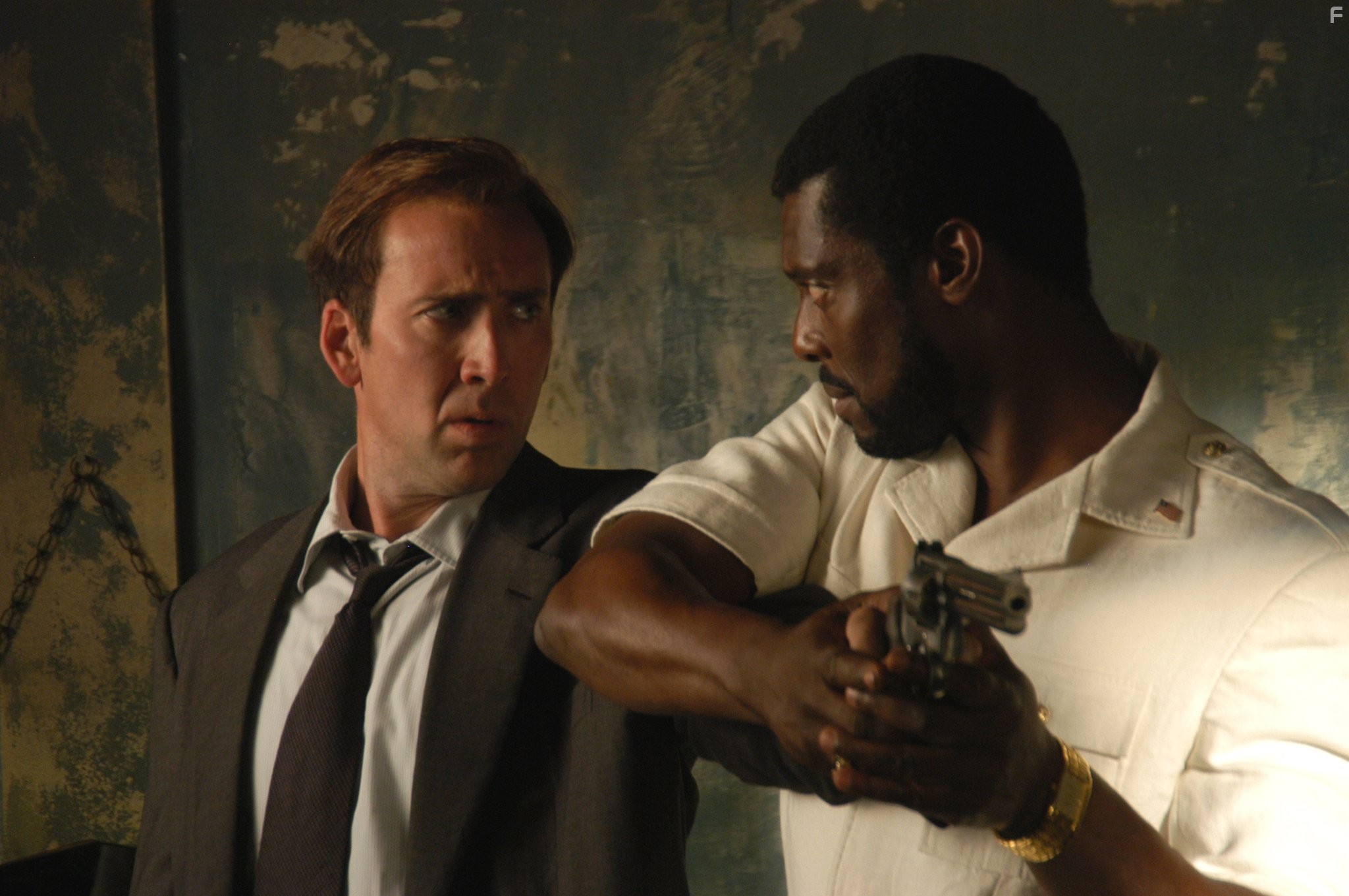Nicolas Cage and Eamonn Walker in Оружейный барон (2005)