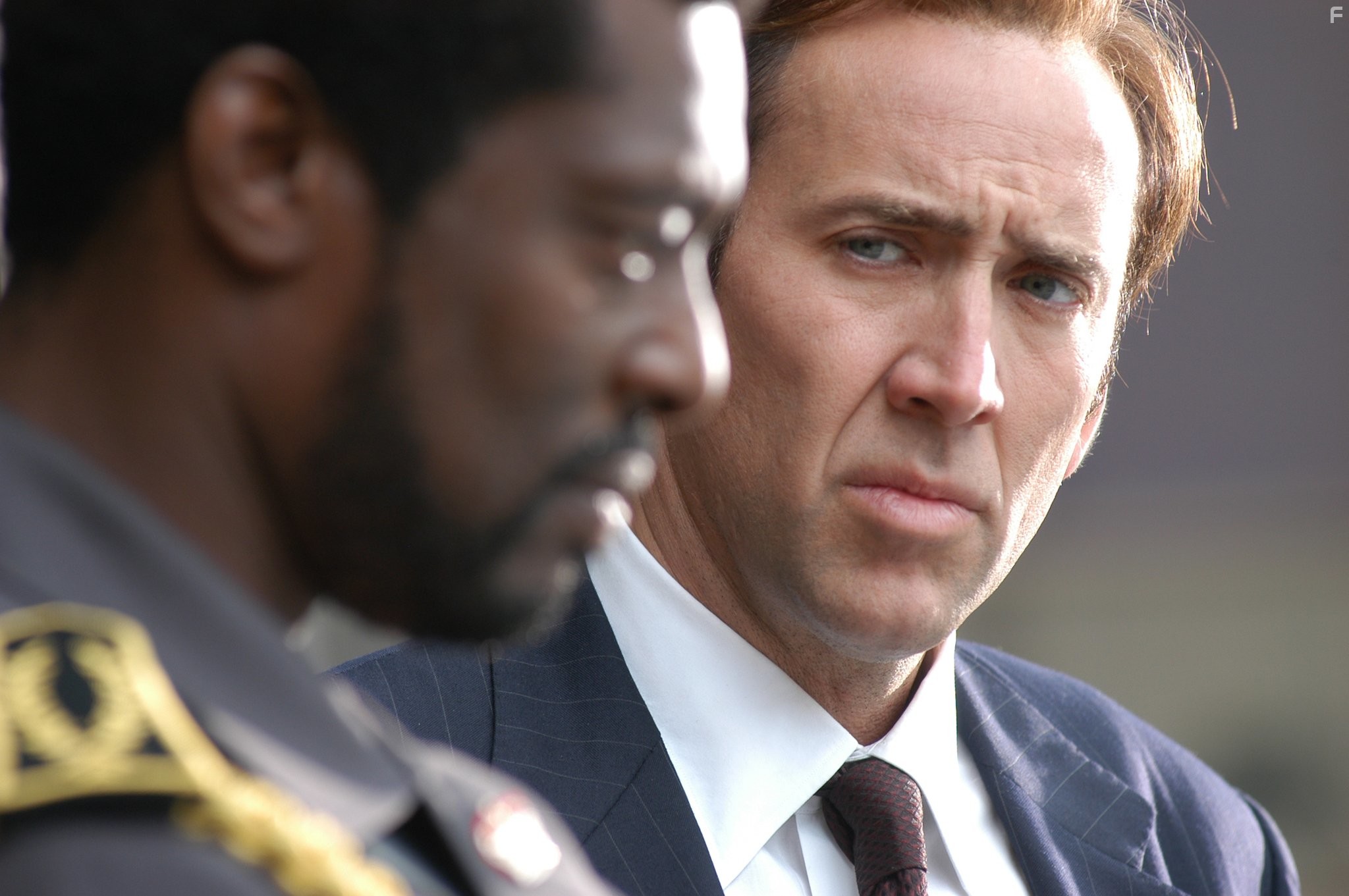 Nicolas Cage and Eamonn Walker in Оружейный барон (2005)