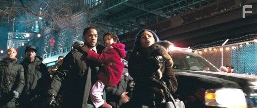 Will Smith, Salli Richardson-Whitfield, and Willow Smith in Я легенда (2007)