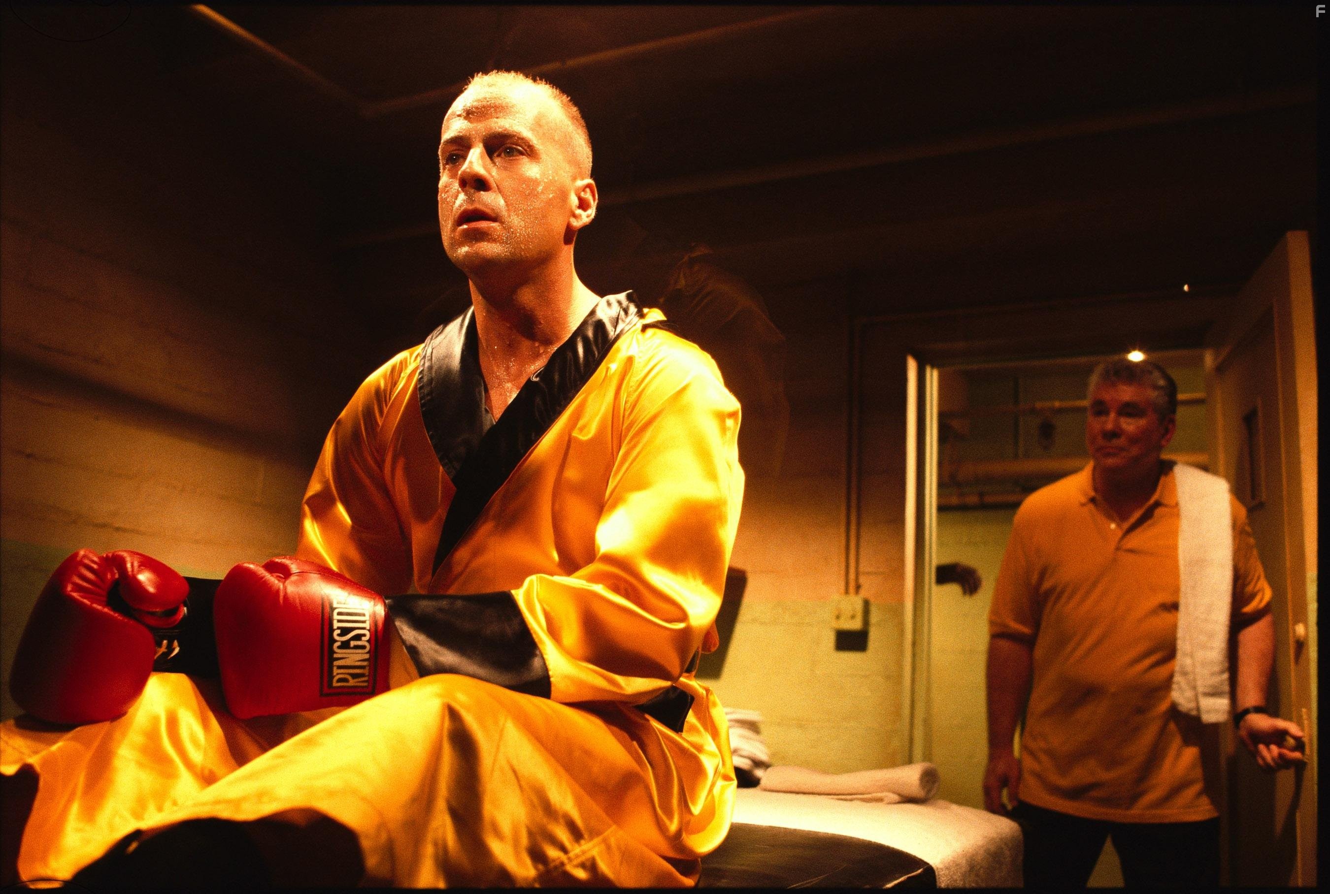 Bruce Willis and Sy Sher in Криминальное чтиво (1994)