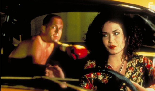 Bruce Willis and Angela Jones in Криминальное чтиво (1994)