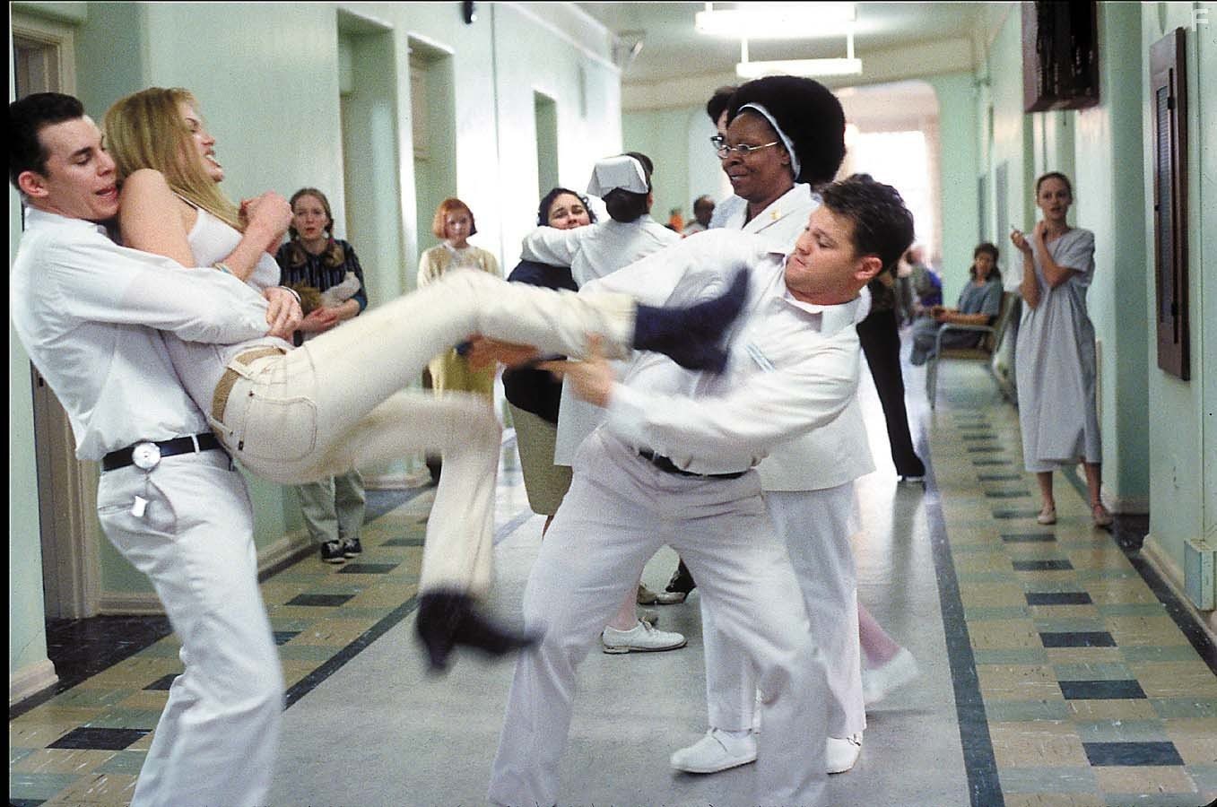 Whoopi Goldberg and Angelina Jolie in Прерванная жизнь (1999)