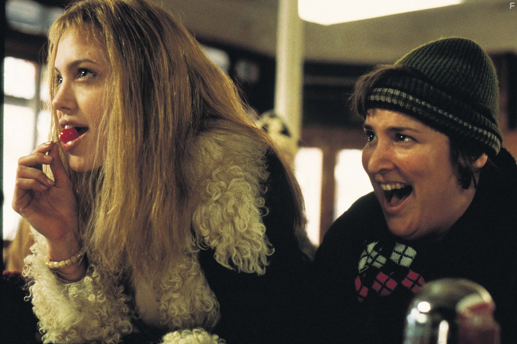 Angelina Jolie and Jillian Armenante in Прерванная жизнь (1999)