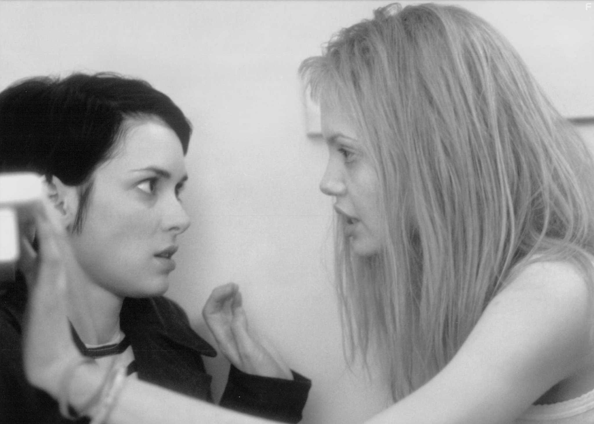 Winona Ryder and Angelina Jolie in Прерванная жизнь (1999)