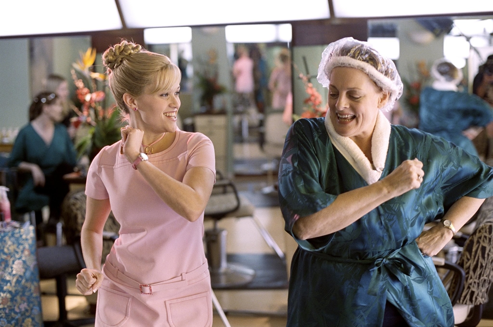 Reese Witherspoon and Dana Ivey in Блондинка в законе 2 (2003)