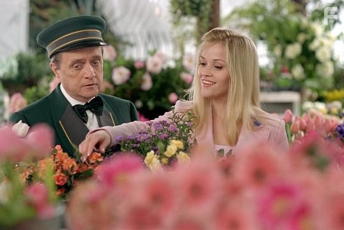 Reese Witherspoon and Bob Newhart in Блондинка в законе 2 (2003)