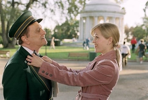 Reese Witherspoon and Bob Newhart in Блондинка в законе 2 (2003)