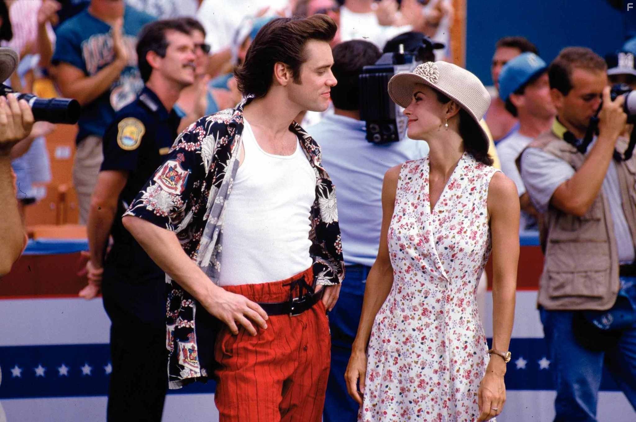 Jim Carrey and Courteney Cox in Эйс Вентура: Розыск домашних животных (1994)