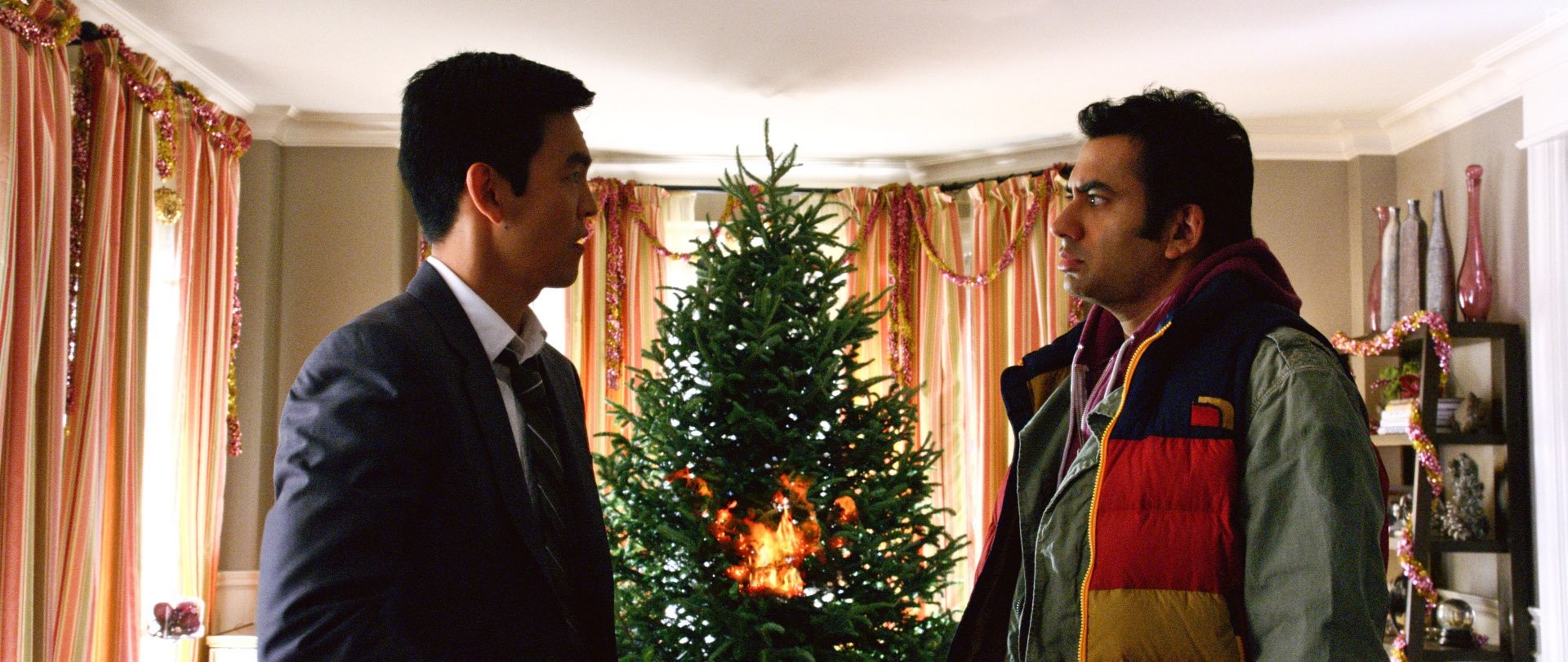 John Cho and Kal Penn in Убойное Рождество Гарольда и Кумара (2011)