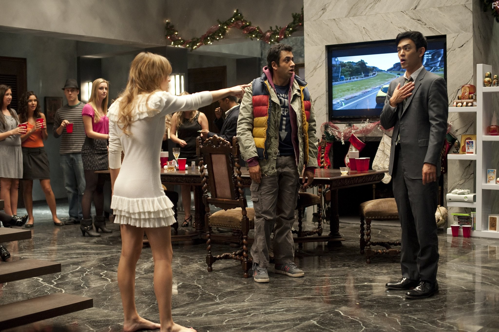 John Cho, Kal Penn, and Jordan Hinson in Убойное Рождество Гарольда и Кумара (2011)