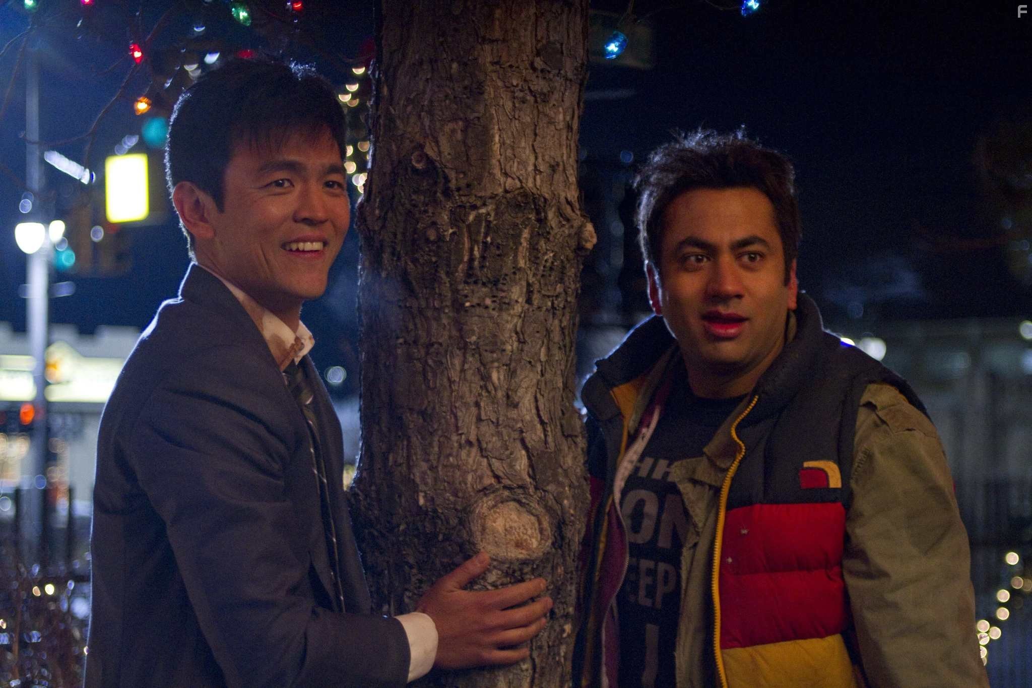John Cho and Kal Penn in Убойное Рождество Гарольда и Кумара (2011)
