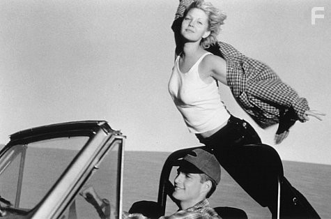 Drew Barrymore and Chris O'Donnell in Дикая любовь (1995)