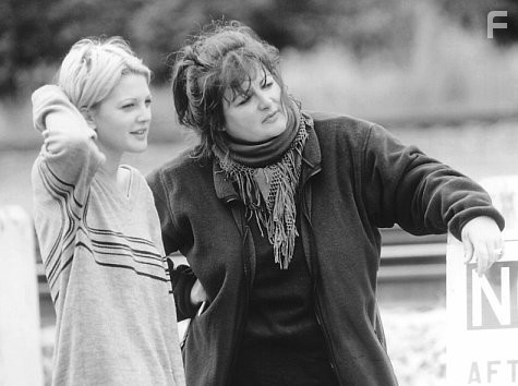 Drew Barrymore and Antonia Bird in Дикая любовь (1995)