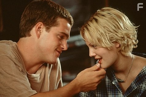 Drew Barrymore and Chris O'Donnell in Дикая любовь (1995)