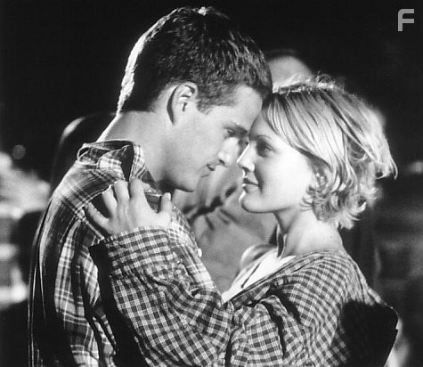 Drew Barrymore and Chris O'Donnell in Дикая любовь (1995)