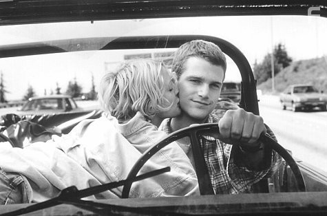 Drew Barrymore and Chris O'Donnell in Дикая любовь (1995)