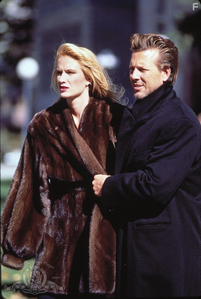 Mickey Rourke and Kelly Lynch in Чaсы отчаяния (1990)