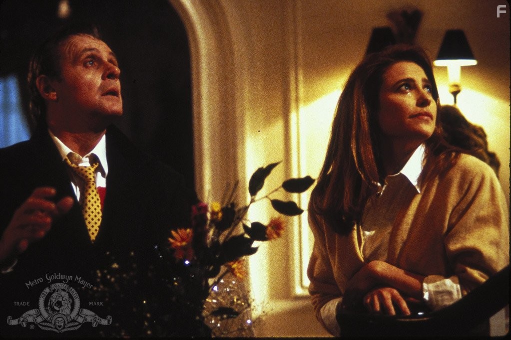 Anthony Hopkins and Mimi Rogers in Чaсы отчаяния (1990)