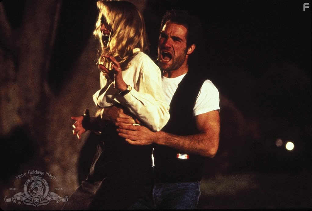 Elias Koteas and Kelly Lynch in Чaсы отчаяния (1990)