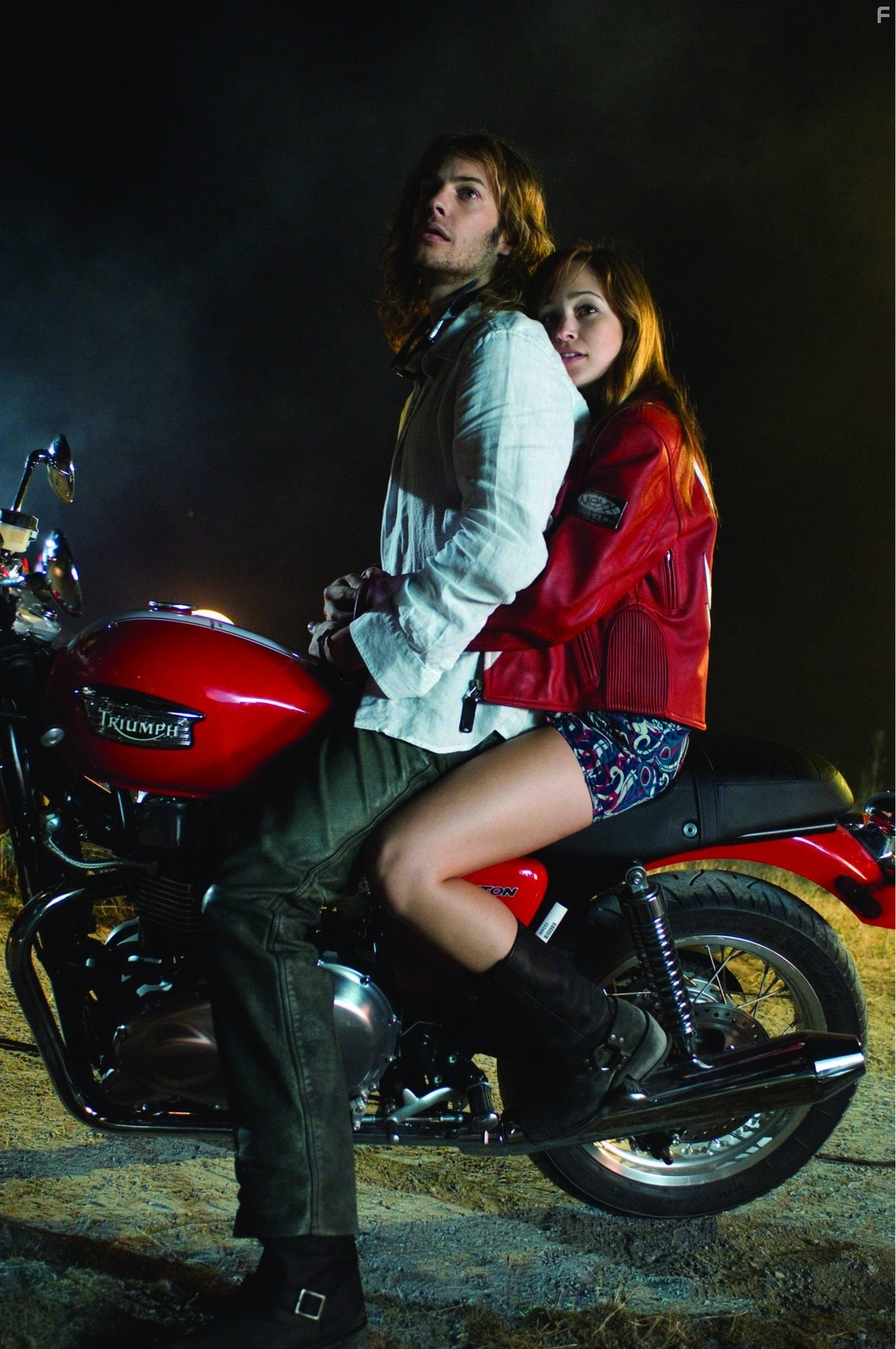 Autumn Reeser and Angus Sutherland in Пропащие ребята: Племя (2008)