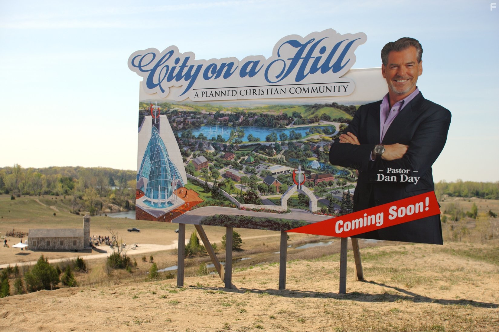 Pierce Brosnan in Бульвар спасения (2011)