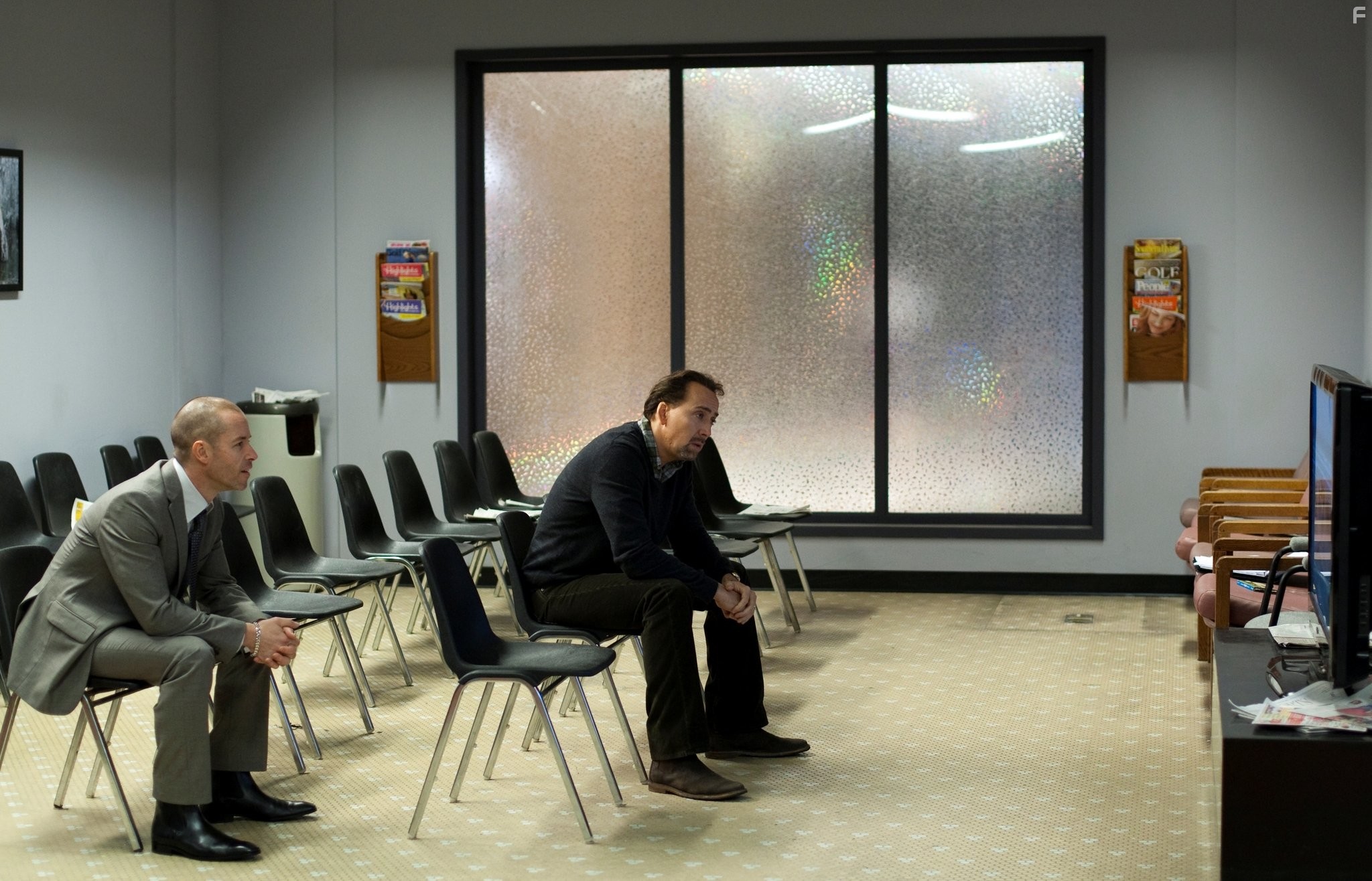 Nicolas Cage and Guy Pearce in Голодный кролик атакует (2011)