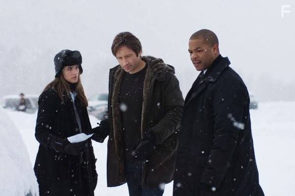 David Duchovny, Amanda Peet, and Xzibit in Секретные материалы: Хочу верить (2008)