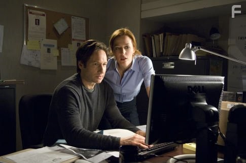 Gillian Anderson and David Duchovny in Секретные материалы: Хочу верить (2008)