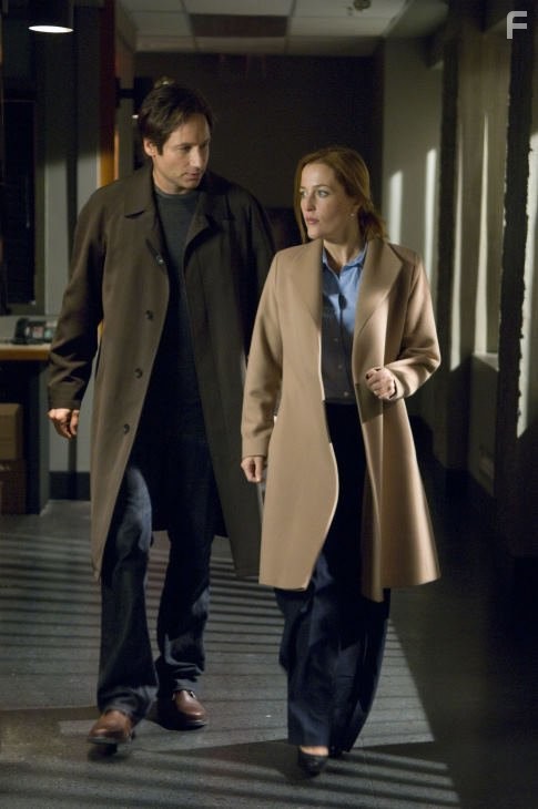 Gillian Anderson and David Duchovny in Секретные материалы: Хочу верить (2008)