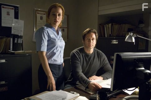 Gillian Anderson and David Duchovny in Секретные материалы: Хочу верить (2008)