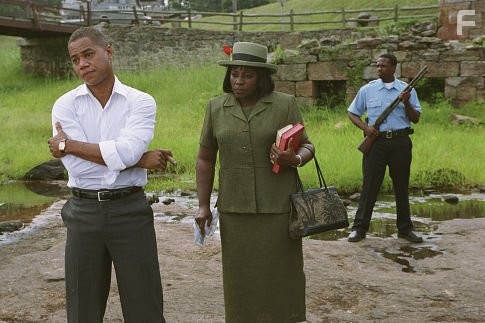 (Left to right) Cuba Gooding, Jr. as Darrin Hill and LaTanya Richardson as Paulina Pritchett.