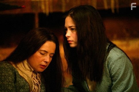 Isabella Rossellini and Kristin Kreuk in Волшебник Земноморья (2004)