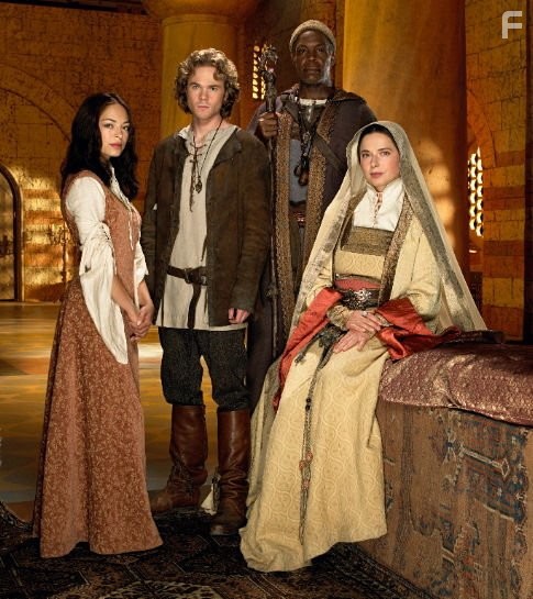 Danny Glover, Isabella Rossellini, Shawn Ashmore, and Kristin Kreuk in Волшебник Земноморья (2004)