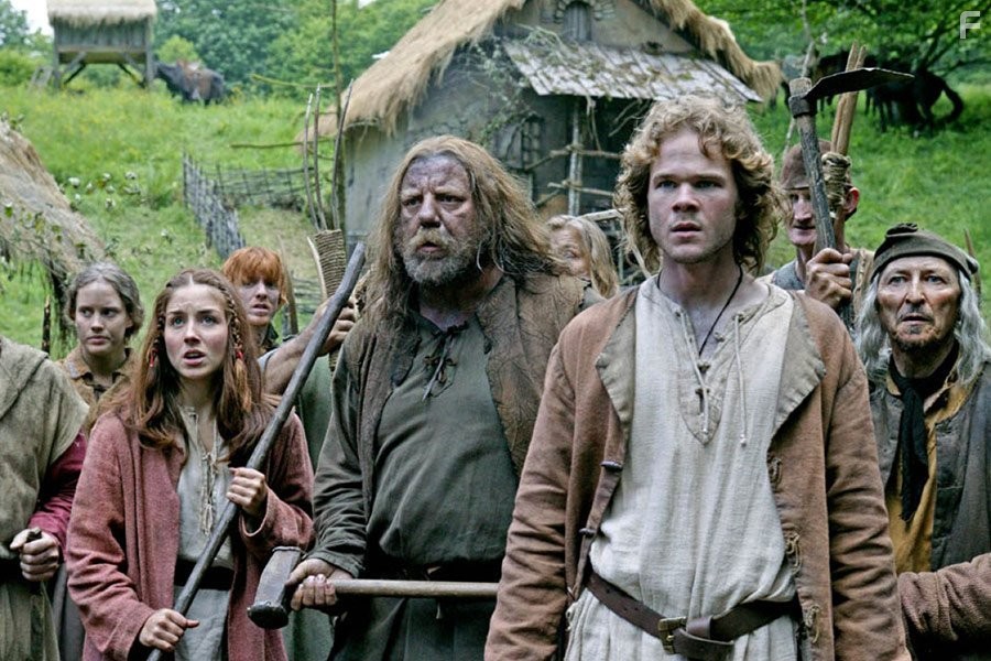 Shawn Ashmore, Alex Diakun, Dave 'Squatch' Ward, and Erin Karpluk in Волшебник Земноморья (2004)