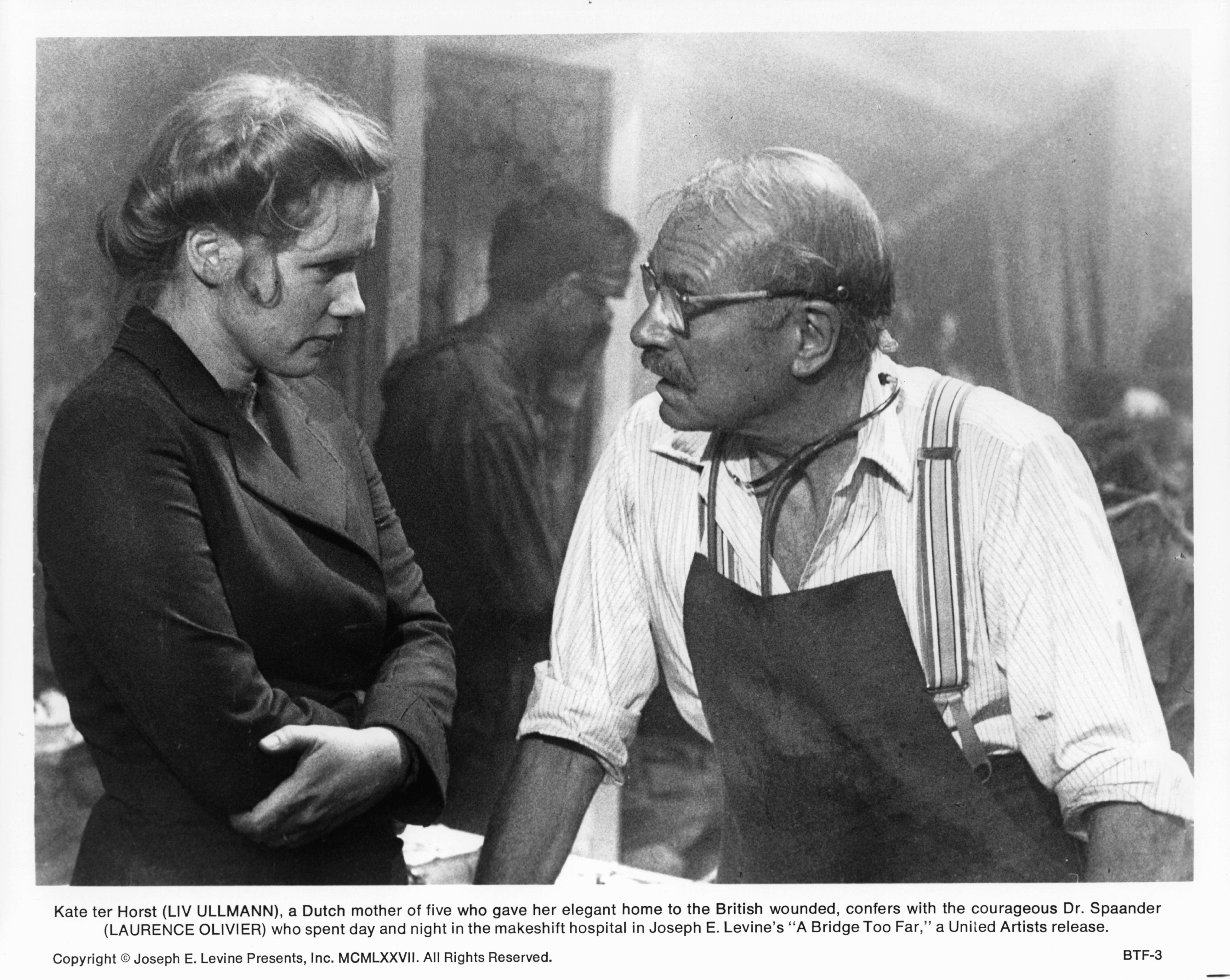 Laurence Olivier and Liv Ullmann in Мост слишком далеко (1977)