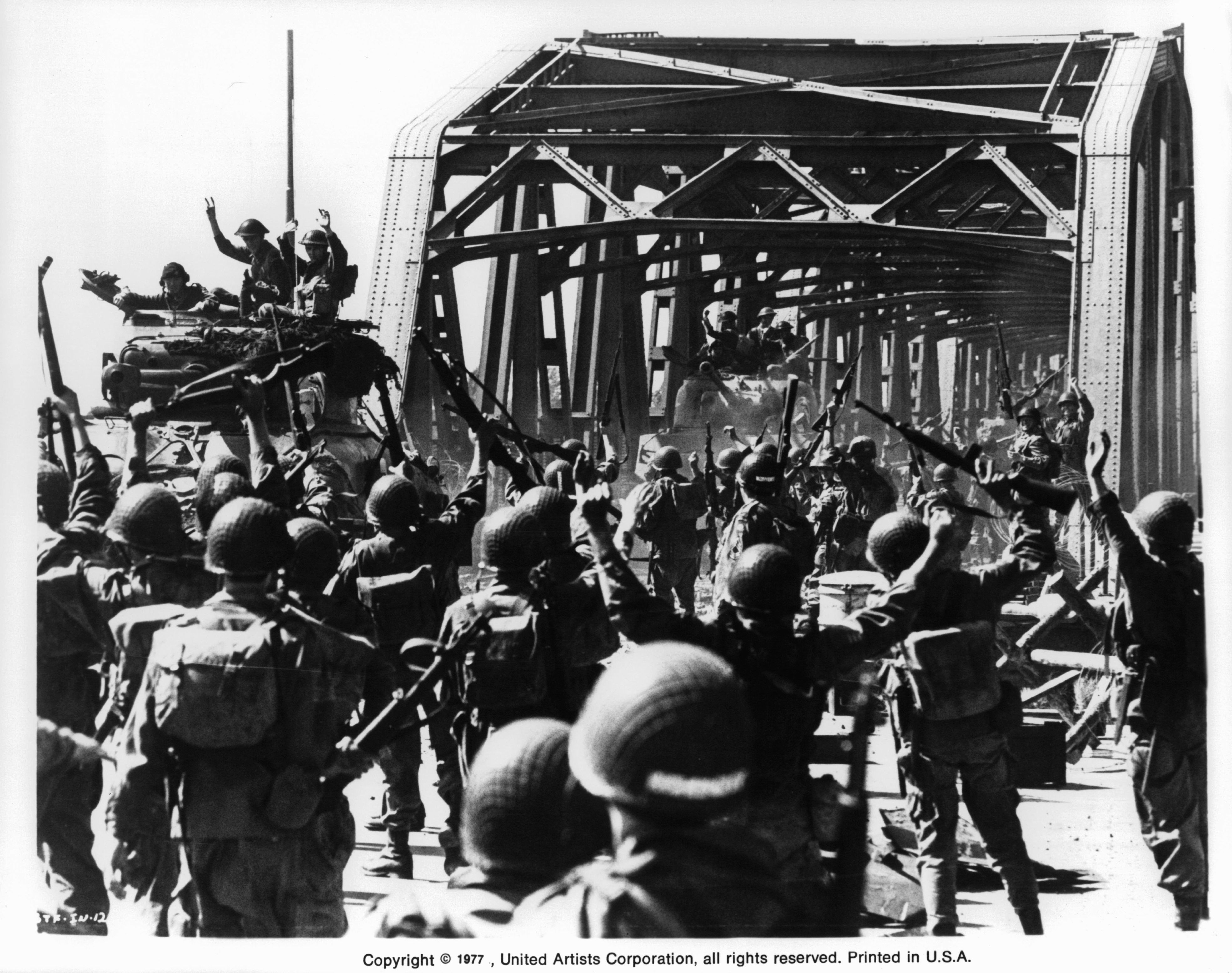 Мост слишком далеко (1977)