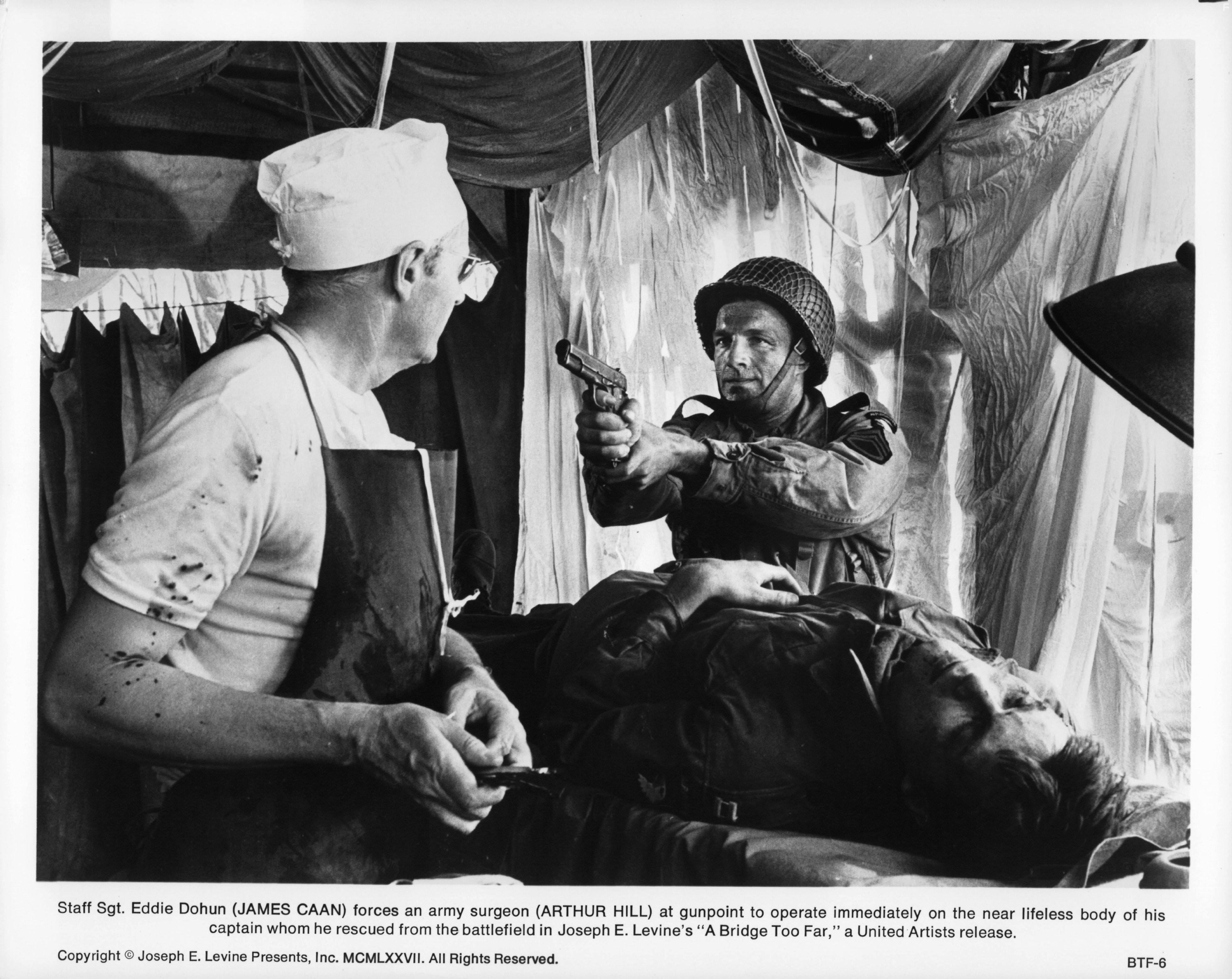 James Caan and Arthur Hill in Мост слишком далеко (1977)