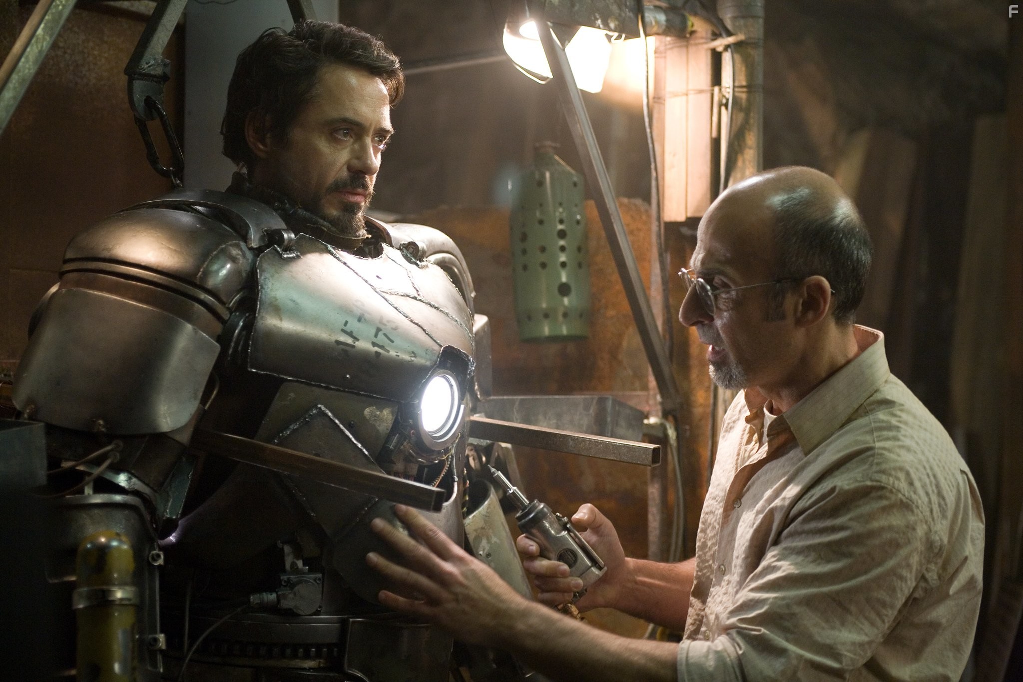 Robert Downey Jr. and Shaun Toub in Железный человек (2008)