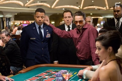 Robert Downey Jr., Terrence Howard, and Jon Favreau in Железный человек (2008)
