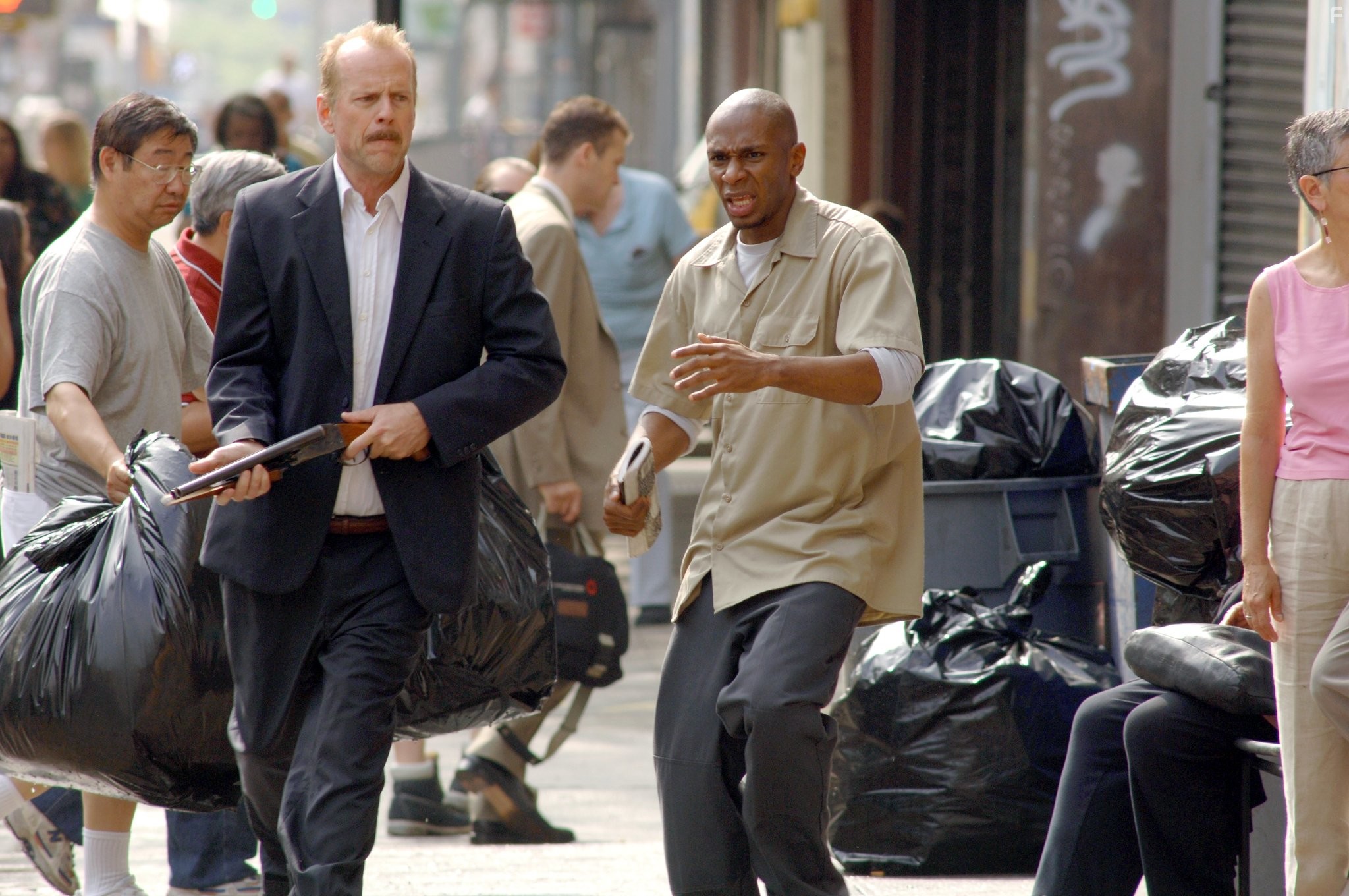 Bruce Willis and Yasiin Bey in 16 кварталoв (2006)
