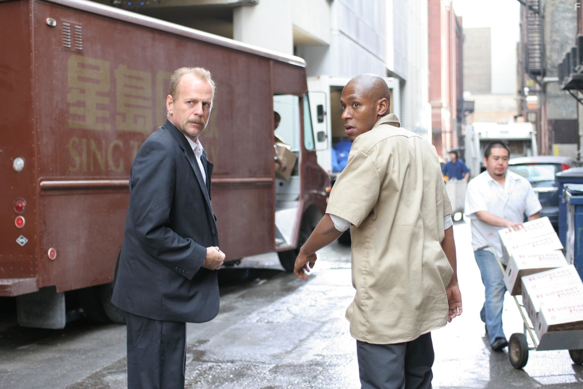 Bruce Willis and Yasiin Bey in 16 кварталoв (2006)