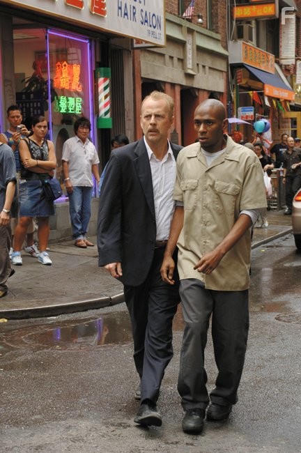 Bruce Willis and Yasiin Bey in 16 кварталoв (2006)