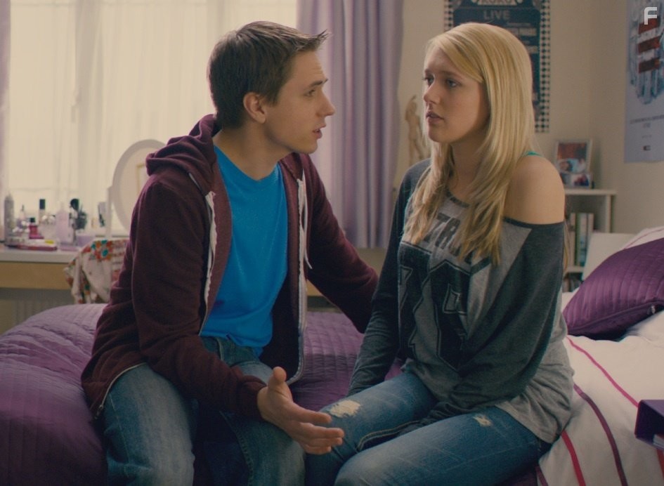 Emily Head and Joe Thomas in Переростки (2011)