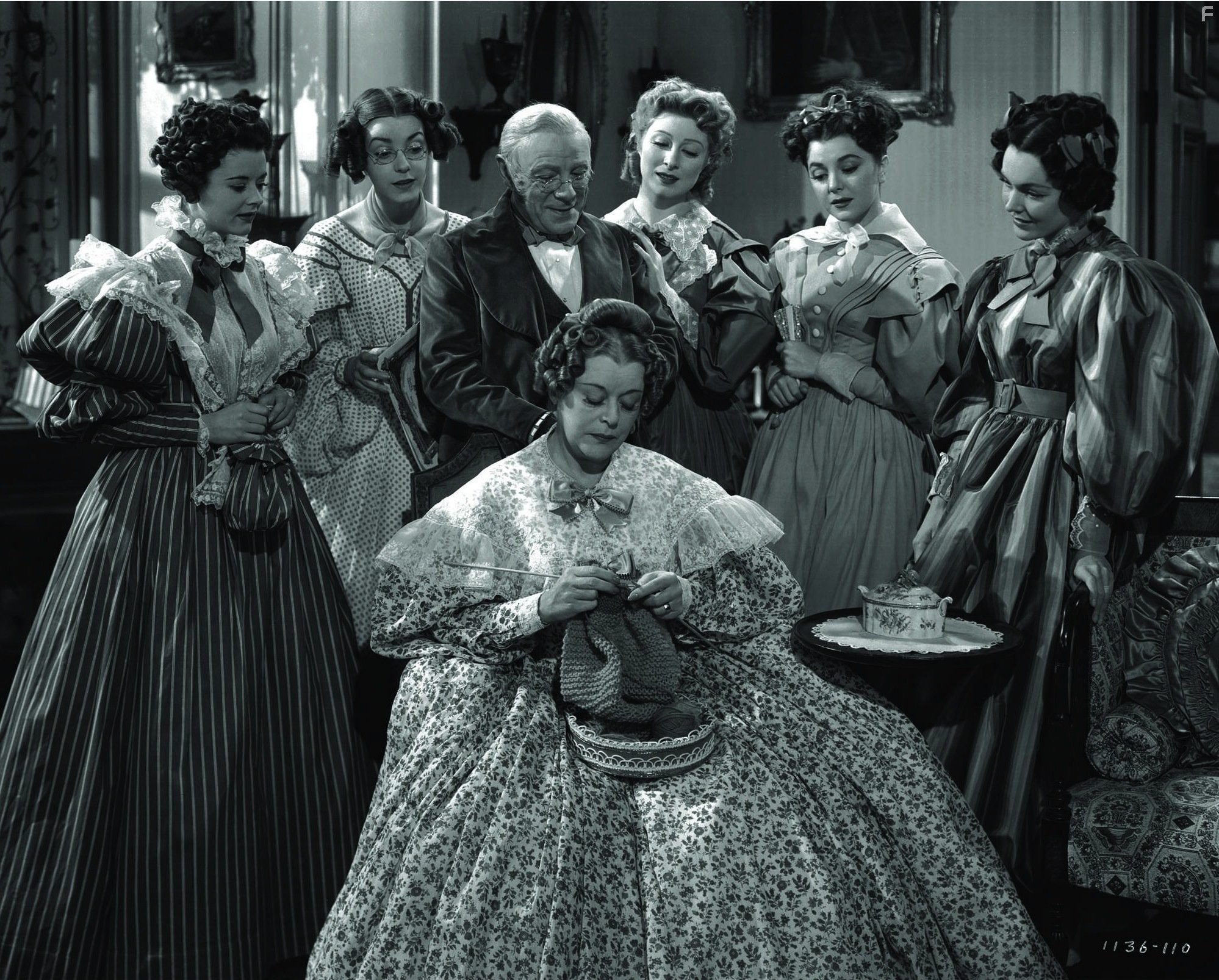Maureen O'Sullivan, Greer Garson, Heather Angel, Mary Boland, Edmund Gwenn, Marsha Hunt, and Ann Rutherford in Гордость и предубеждение (1940)