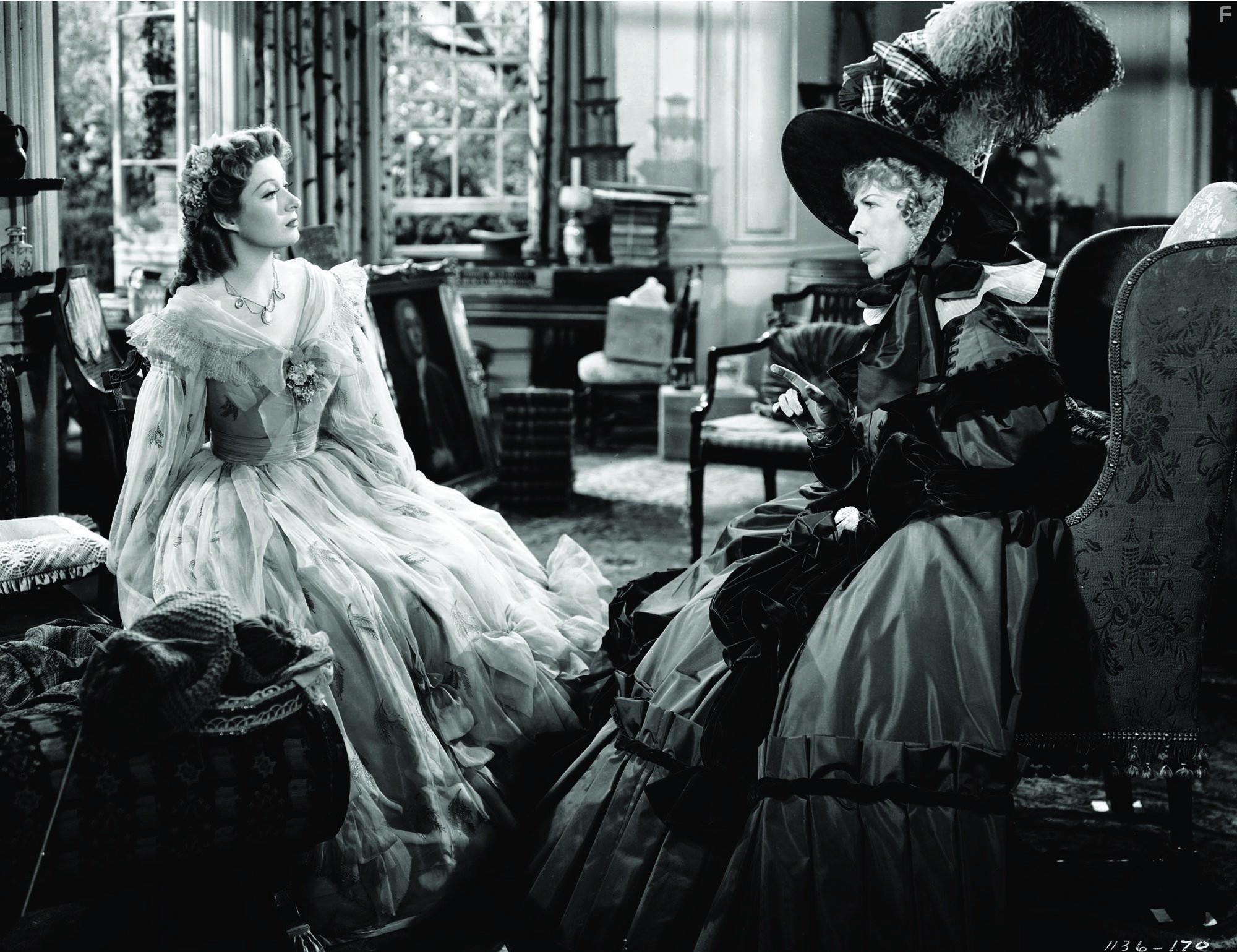 Greer Garson and Edna May Oliver in Гордость и предубеждение (1940)