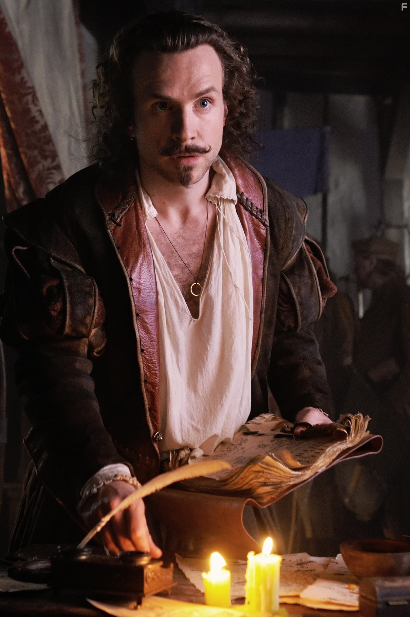 Rhys Ifans and Rafe Spall in Аноним (2011)