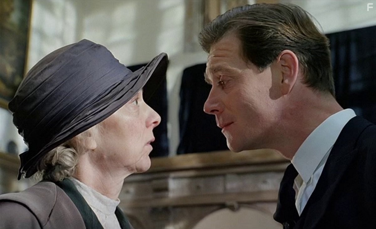 Anthony Andrews and Anna Massey in Дом призраков (1995)