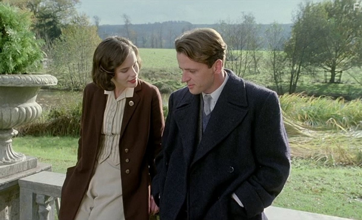 Kate Beckinsale and Aidan Quinn in Дом призраков (1995)