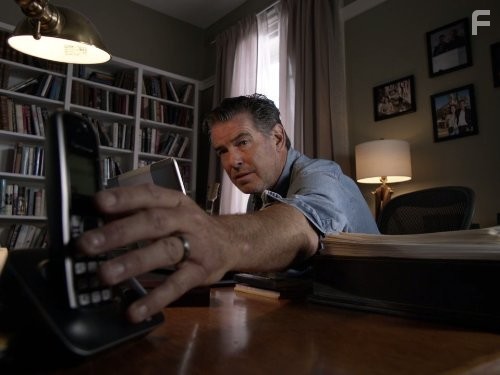 Pierce Brosnan in Мешок с костями (2011)