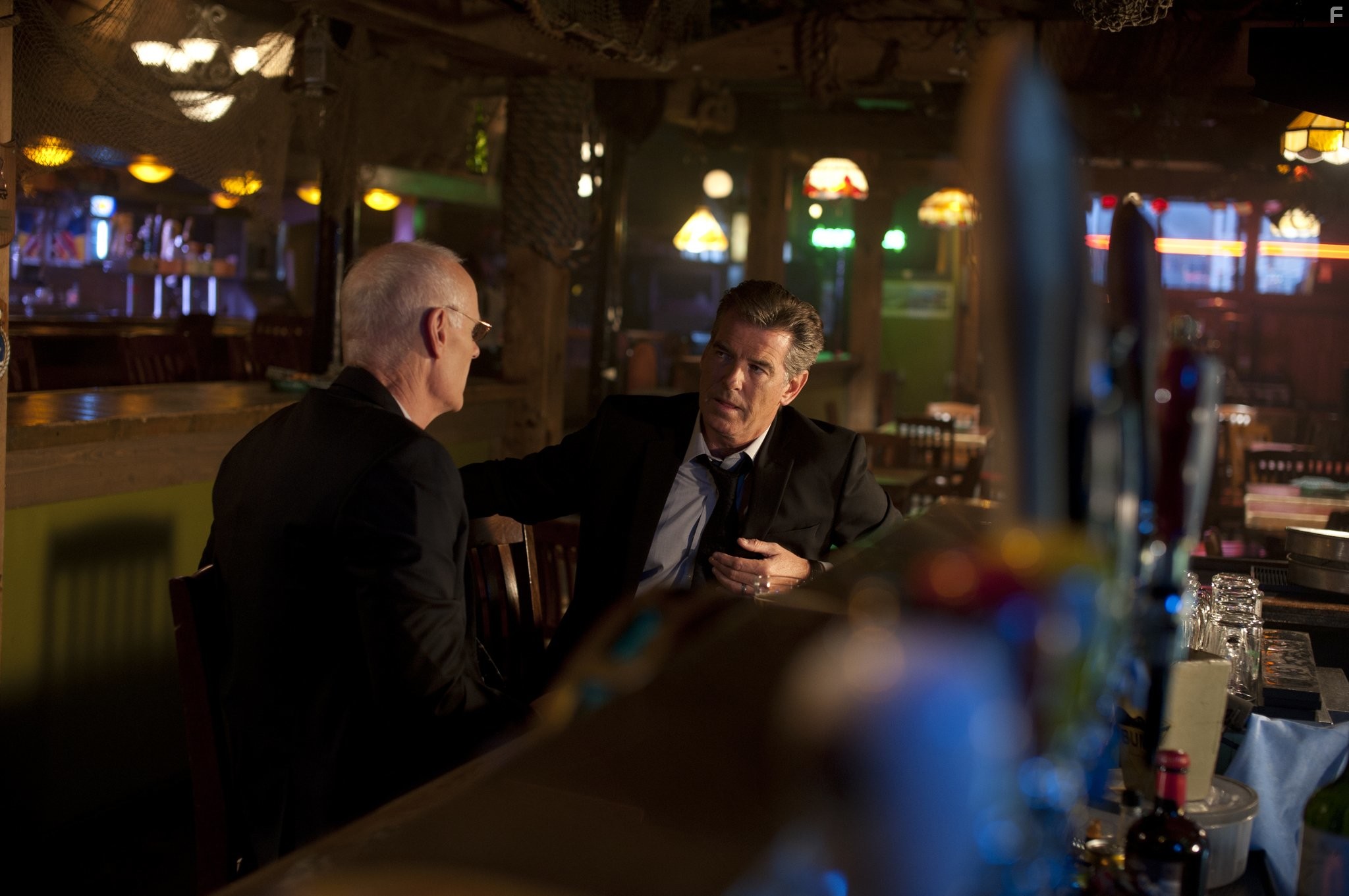 Pierce Brosnan and Matt Frewer in Мешок с костями (2011)